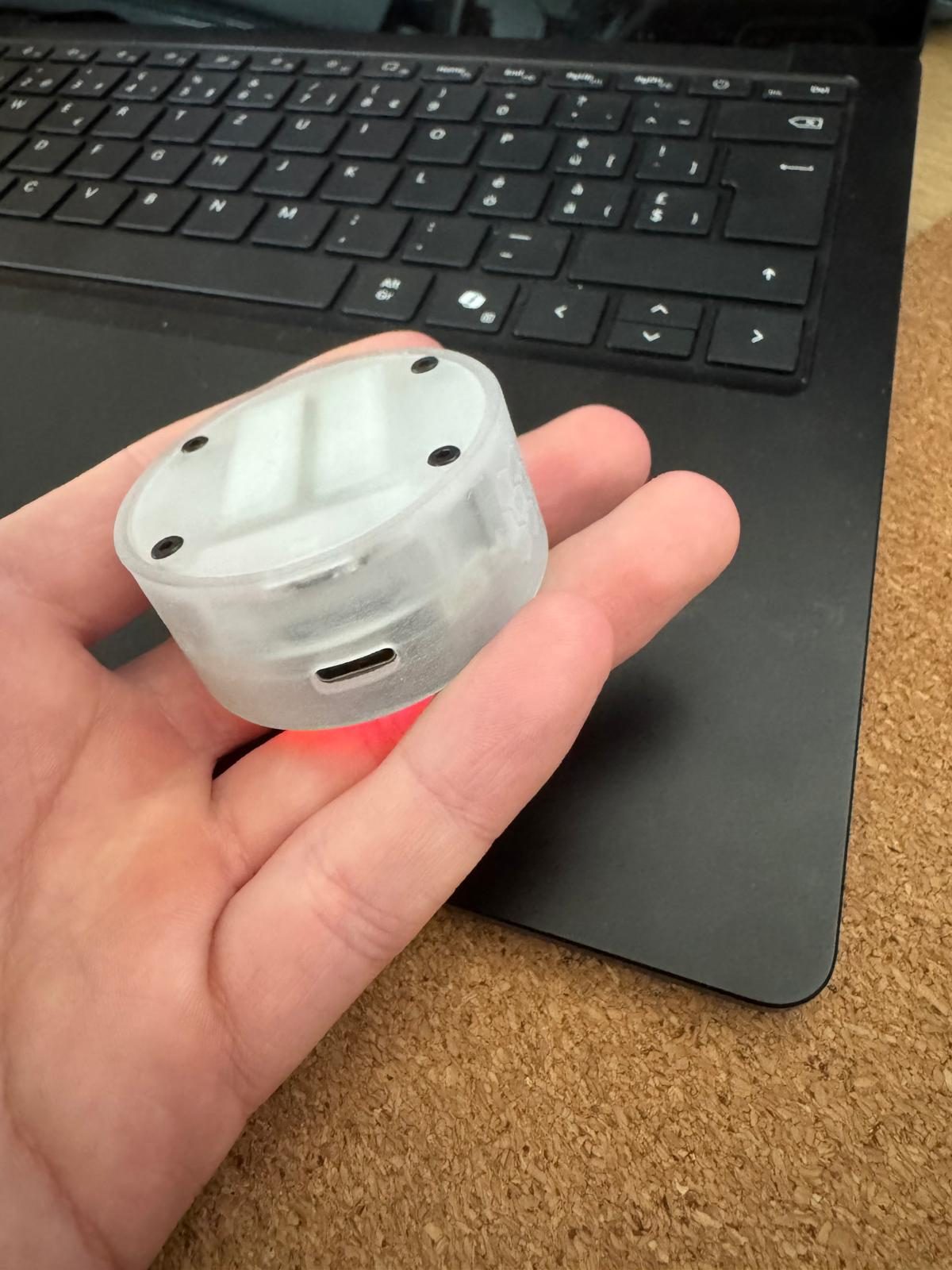 Unterseite von nilo in der Hand, mit USB-C-Buchse und Schrauben